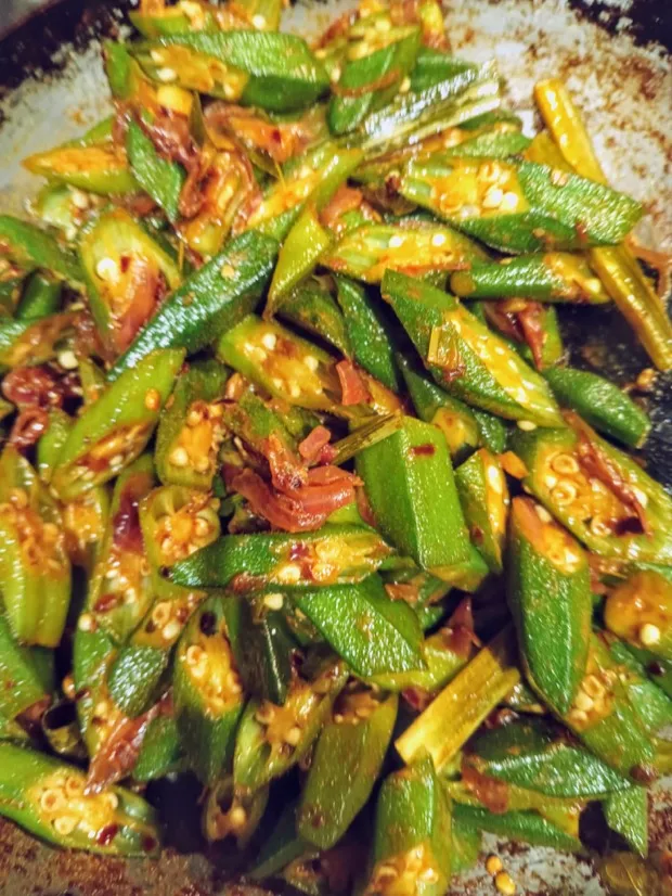 A pan of stir-fried okra with dried red chillies
